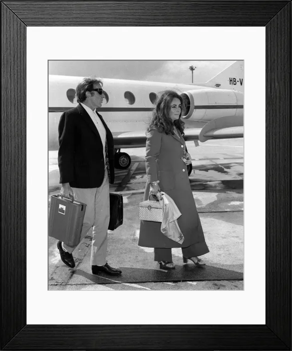 Framed Print : Elizabeth Taylor Sept 1970 and Richard Burton at Heatrow airport London