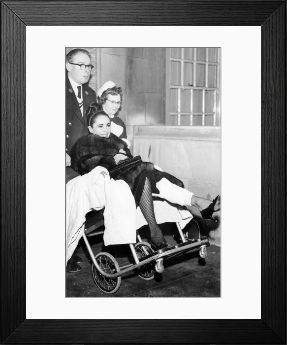 Framed Print : Elizabeth Taylor Jan 1963 leaves a London Clinic with her Knee in a splint after