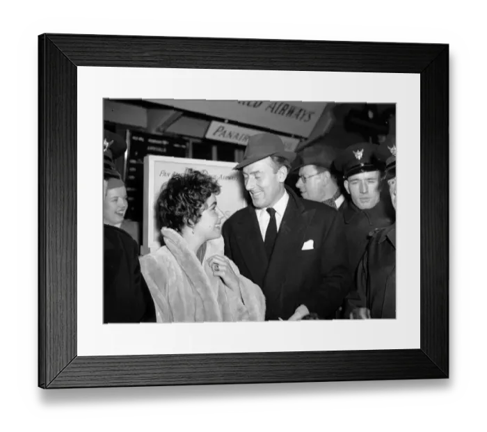Framed Print : Elizabeth Taylor feb 1952 arrival at the London Airport with Michael Wilding