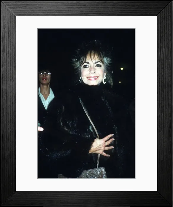 Framed Print : Elizabeth Taylor Feb 1985 leaves Langans Restaurant Framed Print : Elizabeth Taylor Feb 1985 leaves Langans Restaurant