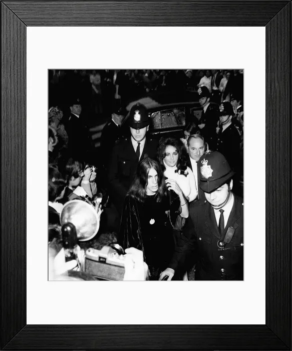 Framed Print : Elizabeth Taylor Oct 1970 and Richard Burton attens Liz