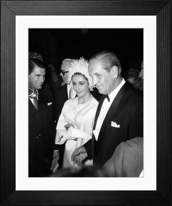 Framed Print : Elizabeth Taylor Oct 1970 attends screening of Cleopatra Framed Print : Elizabeth Taylor Oct 1970 attends screening of Cleopatra