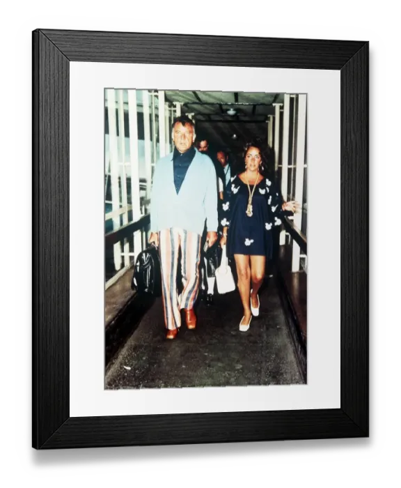Framed Print : Elizabeth Taylor June 1977 with richard Burton arriving at heathrow airport
