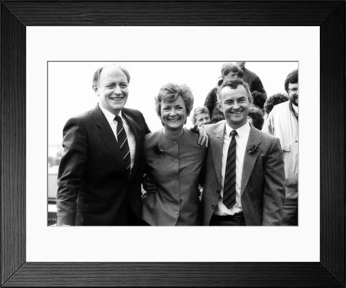 Framed Print : Neil Kinnock Labour MP and wife Glenys, May 1987 with her brother Colin Parry Framed Print : Neil Kinnock Labour MP and wife Glenys, May 1987 with her brother Colin Parry