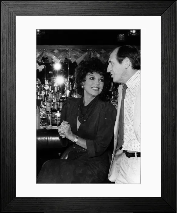 Framed Print : Leonard Rossiter actor & Joan Collins in Cinzano advert Framed Print : Leonard Rossiter actor & Joan Collins in Cinzano advert