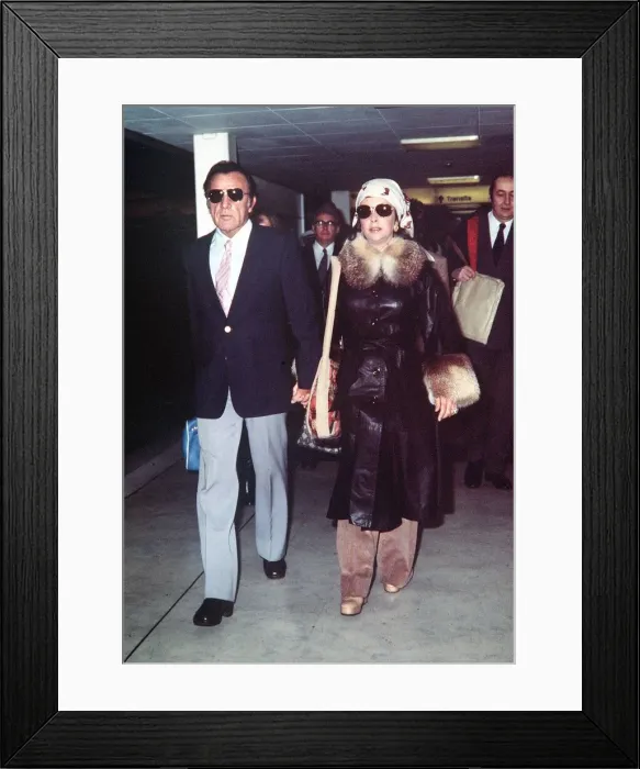 Framed Print : Elizabeth Taylor Nov 1975 with richard Burton arriving at heathrow airport after their