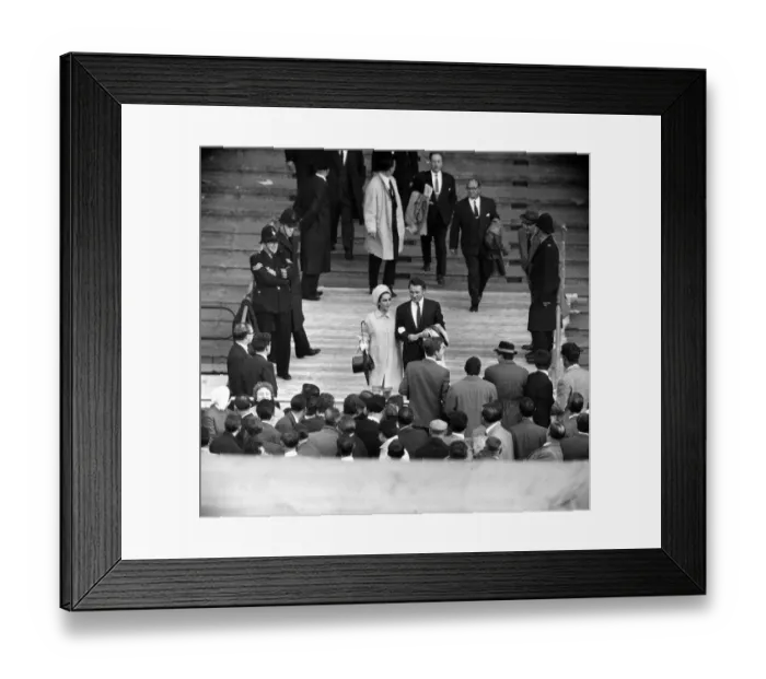 Framed Print : Elizabeth Taylor 1963 and Richard Burton watch the fight between Henry Cooper Framed Print : Elizabeth Taylor 1963 and Richard Burton watch the fight between Henry Cooper