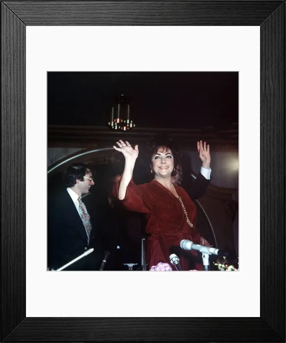 Framed Print : Elizabeth Taylor Feb 1982 25 / 02 / 1982 Dame Framed Print : Elizabeth Taylor Feb 1982 25 / 02 / 1982 Dame