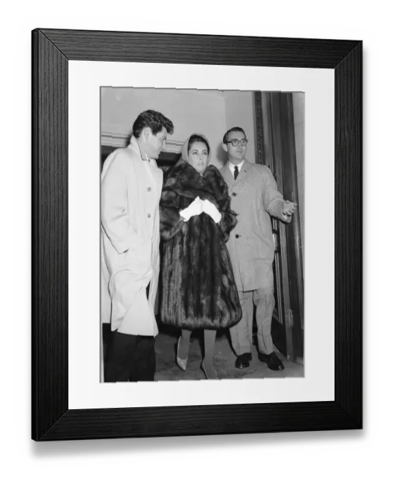 Framed Print : Elizabeth Taylor at London Airport Nov 1960