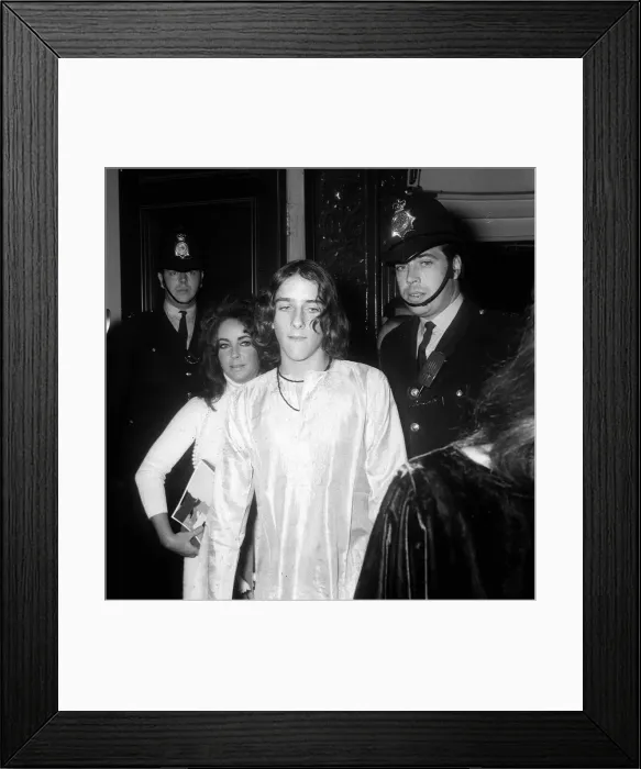 Framed Print : Elizabeth Taylor Oct 1970 and Richard Burton attens Liz Framed Print : Elizabeth Taylor Oct 1970 and Richard Burton attens Liz