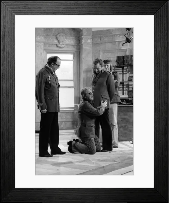 Framed Print : John Thaw and Dennis Waterman - December 1976 with Eric Morecambe Framed Print : John Thaw and Dennis Waterman - December 1976 with Eric Morecambe