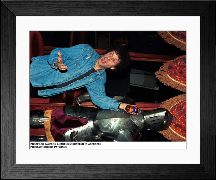 Framed Print : LEO SAYER February 1999 Holding bottle of beer in Amadeus Night club Aberdeen suit Framed Print : LEO SAYER February 1999 Holding bottle of beer in Amadeus Night club Aberdeen suit