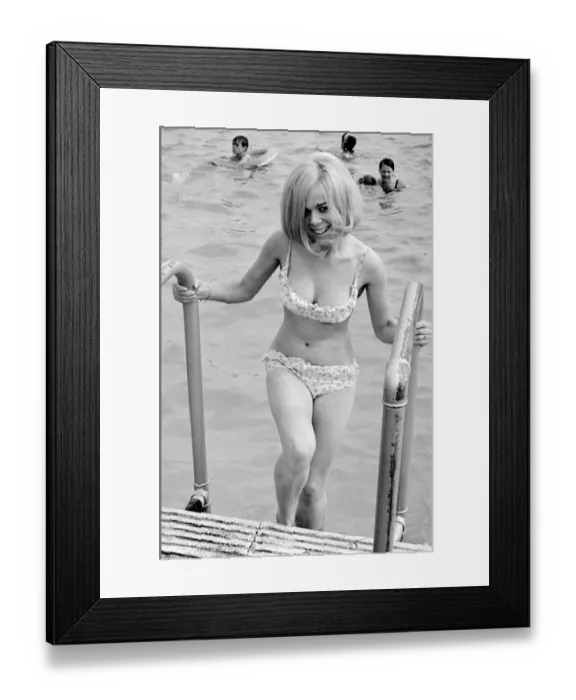 Framed Print : Girl in bikini enjoying the hot summer weather at Ryton open-air swimming pool, Coventry