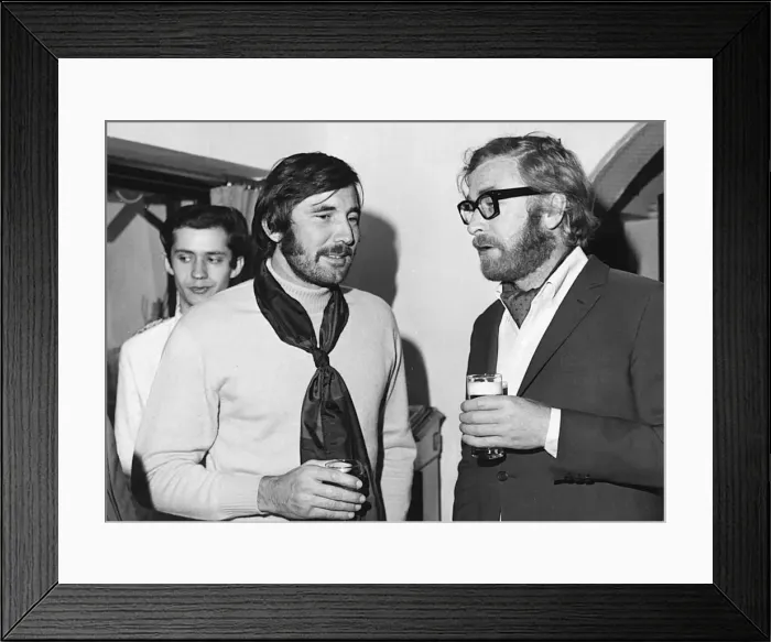 Framed Print : George Lazenby (L) with Michael Caine 1969 Framed Print : George Lazenby (L) with Michael Caine 1969