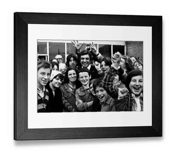 Framed Print : Frankie Vaughan visits the Easterhouse project with local kids in 1977