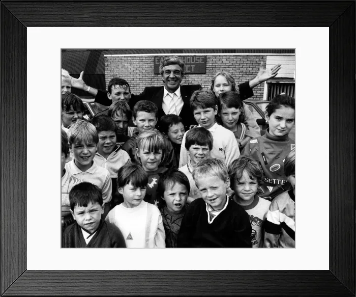 Framed Print : Frankie Vaughan November 1997 at the opening of the refurbished Shandwick Centre Framed Print : Frankie Vaughan November 1997 at the opening of the refurbished Shandwick Centre