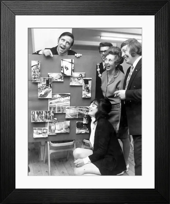 Framed Print : Norman Wisdom made a visit to Hinckley to see how work was progressing with the town Framed Print : Norman Wisdom made a visit to Hinckley to see how work was progressing with the town