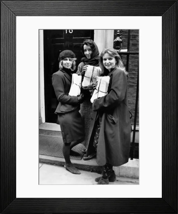 Framed Print : Julie Christie and celebrities at 10 Downing Street 1989 with petition condemning Pol