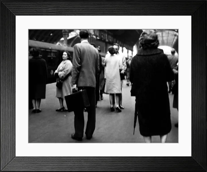Framed Print : Elizabeth Taylor 1963 Paddington Station kissing on platform