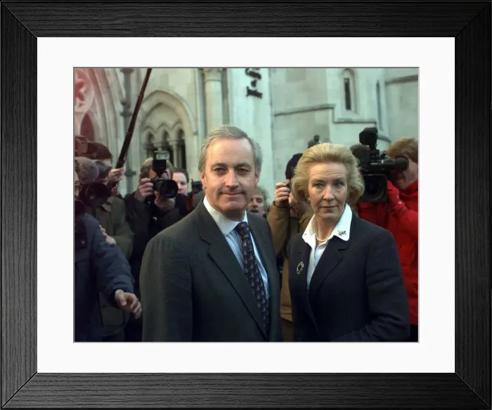 Framed Print : Neil Hamilton and Christine Hamilton Libel Trial November 1999 outside the High Framed Print : Neil Hamilton and Christine Hamilton Libel Trial November 1999 outside the High