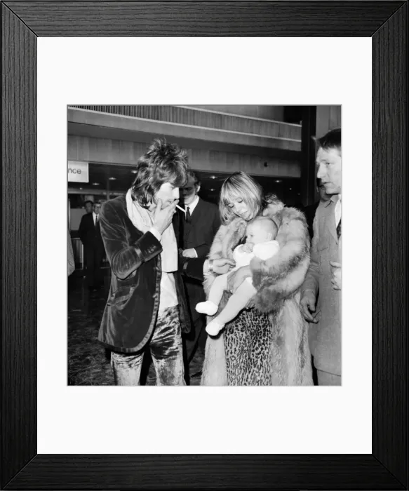 Framed Print : Rolling Stones, Keith Richard at Heathrow Airport with Anita Pallenberg Framed Print : Rolling Stones, Keith Richard at Heathrow Airport with Anita Pallenberg