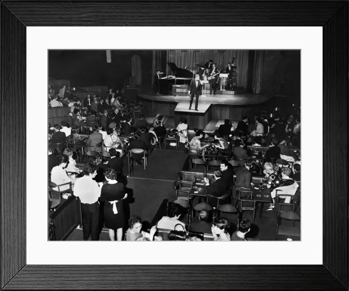 Framed Print : A general view of a London nightclub, illuminated at night. April 1968 P018527 S