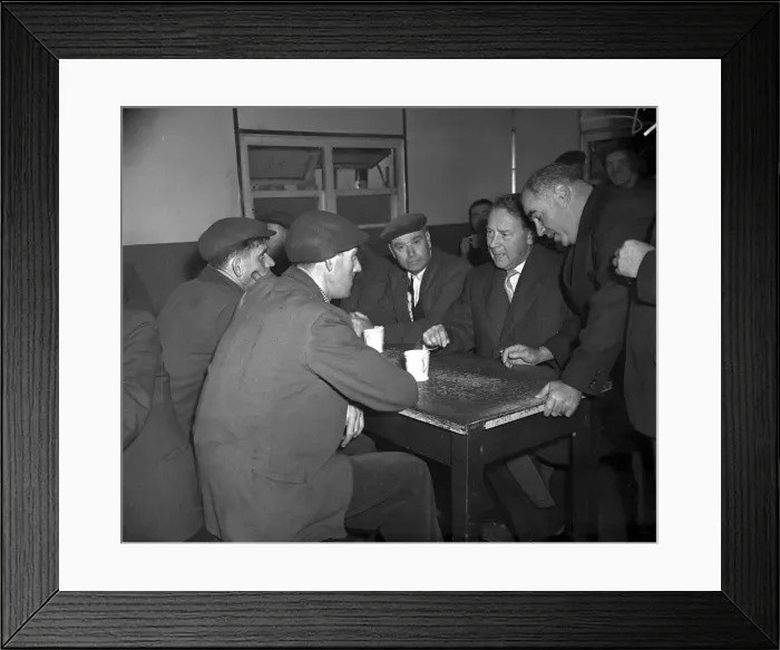Framed Print : Y2K Hugh Gaitskell MP 1958 chats with Liverpool dockers over a large docker