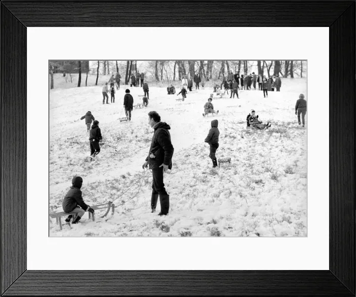Framed Print : Weather snow scenes at Hampstead Heath. Winter: Everyone enjoys the first London snow