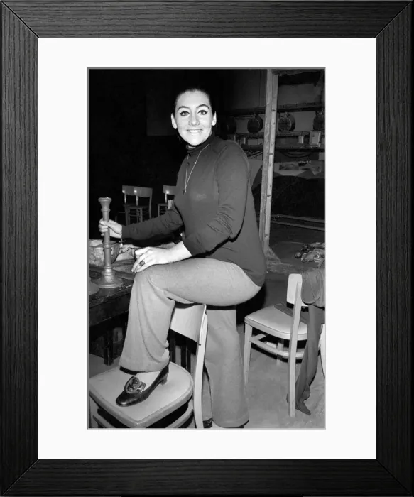 Framed Print : Entertainment Music: Opera Singer Teresa Cahill, 25, of Bermondsey Framed Print : Entertainment Music: Opera Singer Teresa Cahill, 25, of Bermondsey