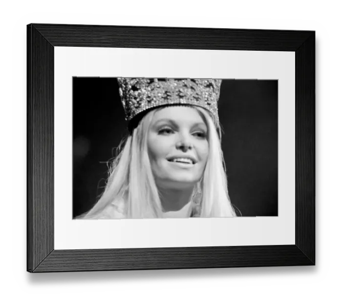 Framed Print : Newly crowned Miss World, Eva Rueber-Staier of Austria celebrates