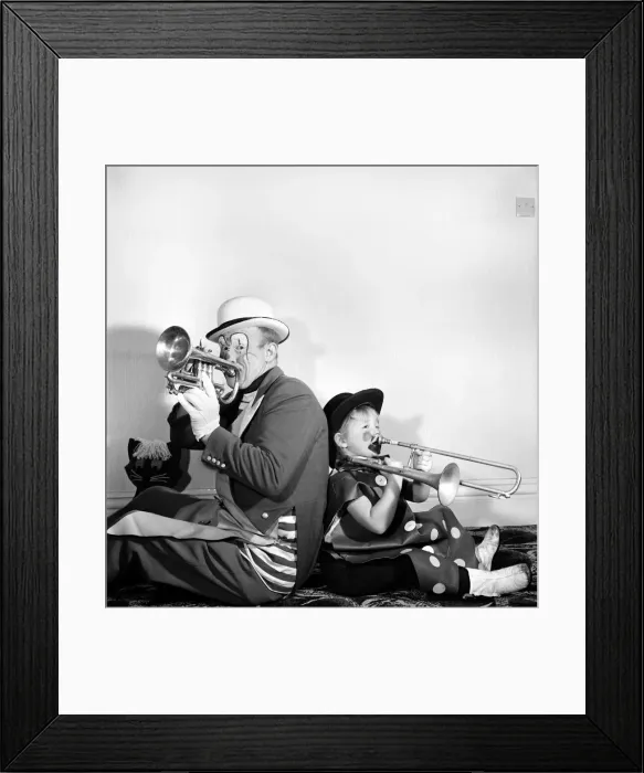 Framed Print : Four year old girl learning how to be a clown like her daddy. Blackpool clown Ernie Framed Print : Four year old girl learning how to be a clown like her daddy. Blackpool clown Ernie