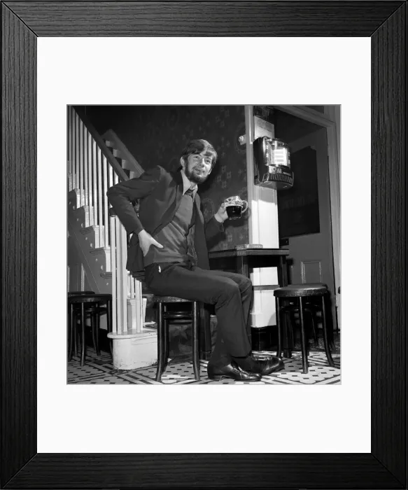Framed Print : Man at home drinking a pint of beer. November 1969 Z10987-001 Framed Print : Man at home drinking a pint of beer. November 1969 Z10987-001