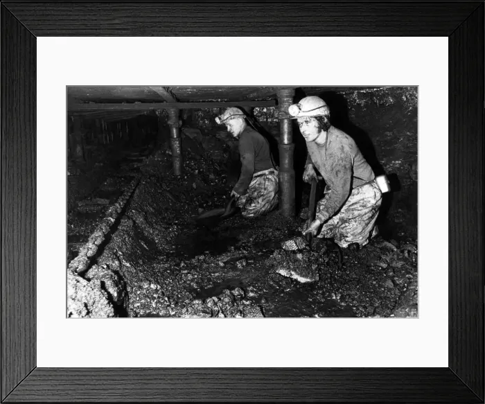 Framed Print : Miners working underground at Mekton Colliery 1974. P017748 Framed Print : Miners working underground at Mekton Colliery 1974. P017748