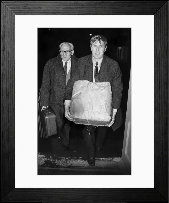 Framed Print : Boy Brownsword carrying a parcel full of votes from Norton Colliery in Stoke-on-Trent