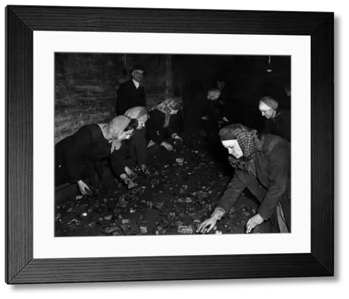 Framed Print : Wearing headscarves for protection, Lancashire women and girls are doing a grimy but Framed Print : Wearing headscarves for protection, Lancashire women and girls are doing a grimy but