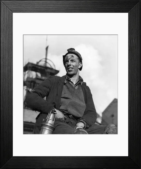 Framed Print : Derrick Latter (21) of Snodland, Kent drafted to the pits as a Bevin boy as decided to Framed Print : Derrick Latter (21) of Snodland, Kent drafted to the pits as a Bevin boy as decided to