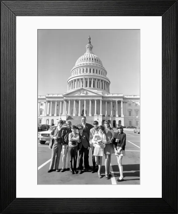 Framed Print : Holiday makers with their cameras in front of the Capitol building in Washington DC, USA