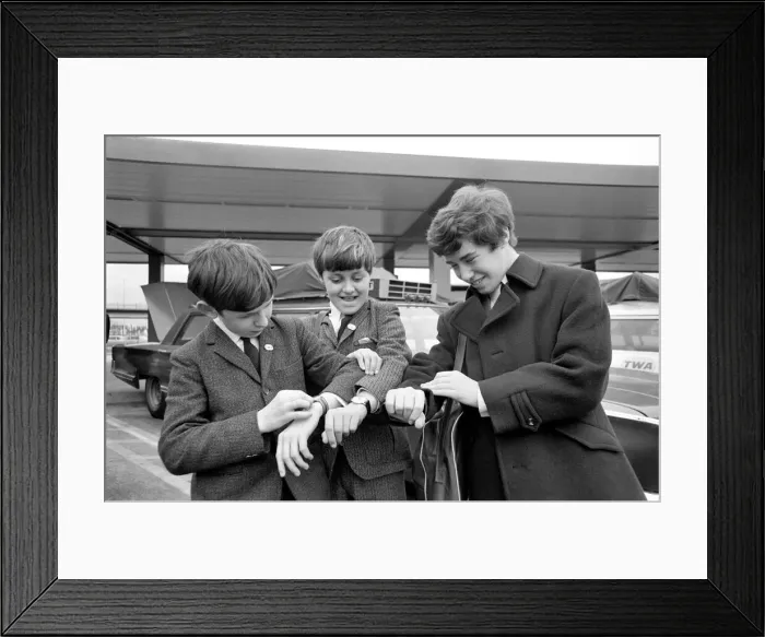 Framed Print : Three children check their watches against local US time on arrival in New York Framed Print : Three children check their watches against local US time on arrival in New York