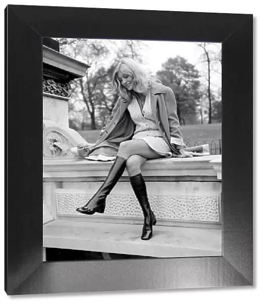 Fashion. Clothing. Woman. Monica Hahn modelling 69  /  11d boots. November 1969 Z11146-006