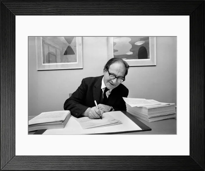 Framed Print : Mr. Fred Mulley, Minister of Transport is sending a personal letter to over 800 newspaper