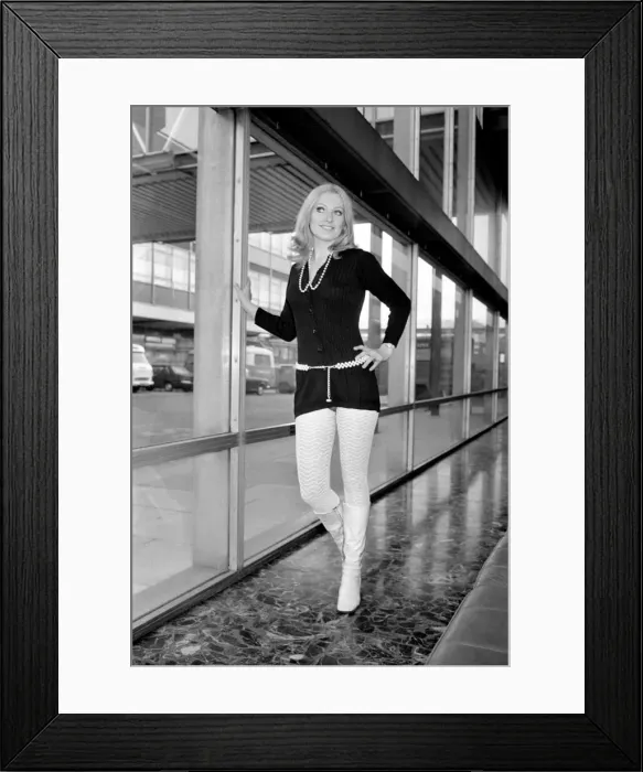 Framed Print : A Theatre Group left Heathrow Airport for New York for a three-month tour of the U. S. A