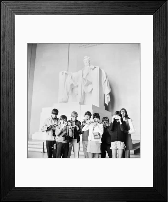 Framed Print : Holiday makers with their cameras, pictured in Washington Framed Print : Holiday makers with their cameras, pictured in Washington