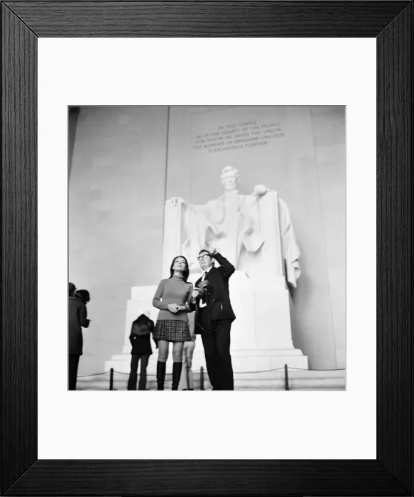Framed Print : Children: Holiday makers with their cameras, pictured in Washington