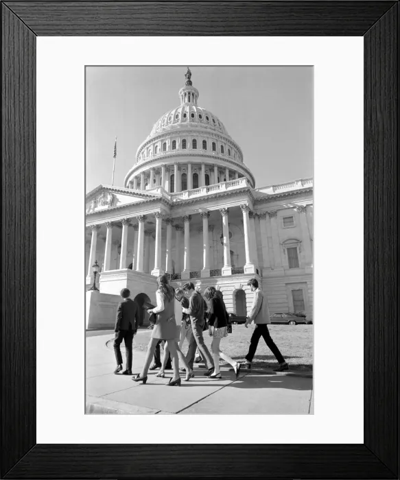 Framed Print : Holiday makers with their cameras in front of the Capitol building in Washington DC, USA