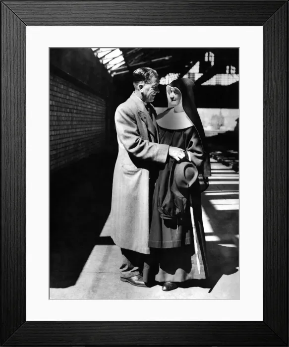 Framed Print : World War II: P. O. W. S. Reunion on the dockside when the repatriates disembarked from Framed Print : World War II: P. O. W. S. Reunion on the dockside when the repatriates disembarked from