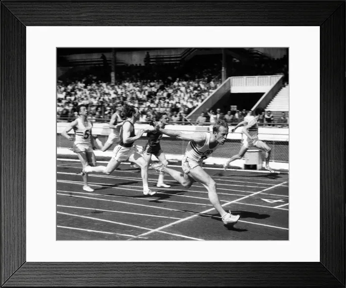 Framed Print : Dashing Dave Jones makes his famous last-stride lunge at the tape to win the invitation Framed Print : Dashing Dave Jones makes his famous last-stride lunge at the tape to win the invitation
