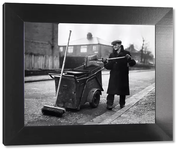 Road Sweeper. January 1952 P012318