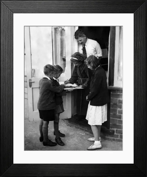 Framed Print : Children in a district of Wigston Magna (Leics), have drawn up their own petition to Framed Print : Children in a district of Wigston Magna (Leics), have drawn up their own petition to