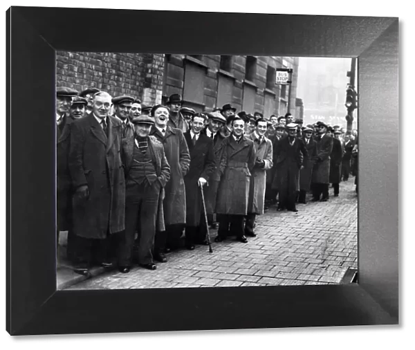 This was the scene out side Newcastle-on-Tyne Police Court when 127 shipyard workers