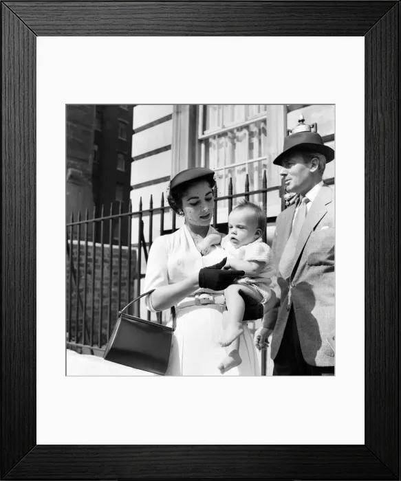 Framed Print : Elizabeth Taylor with the baby and Michael Wilding on the steps of the apartment Framed Print : Elizabeth Taylor with the baby and Michael Wilding on the steps of the apartment